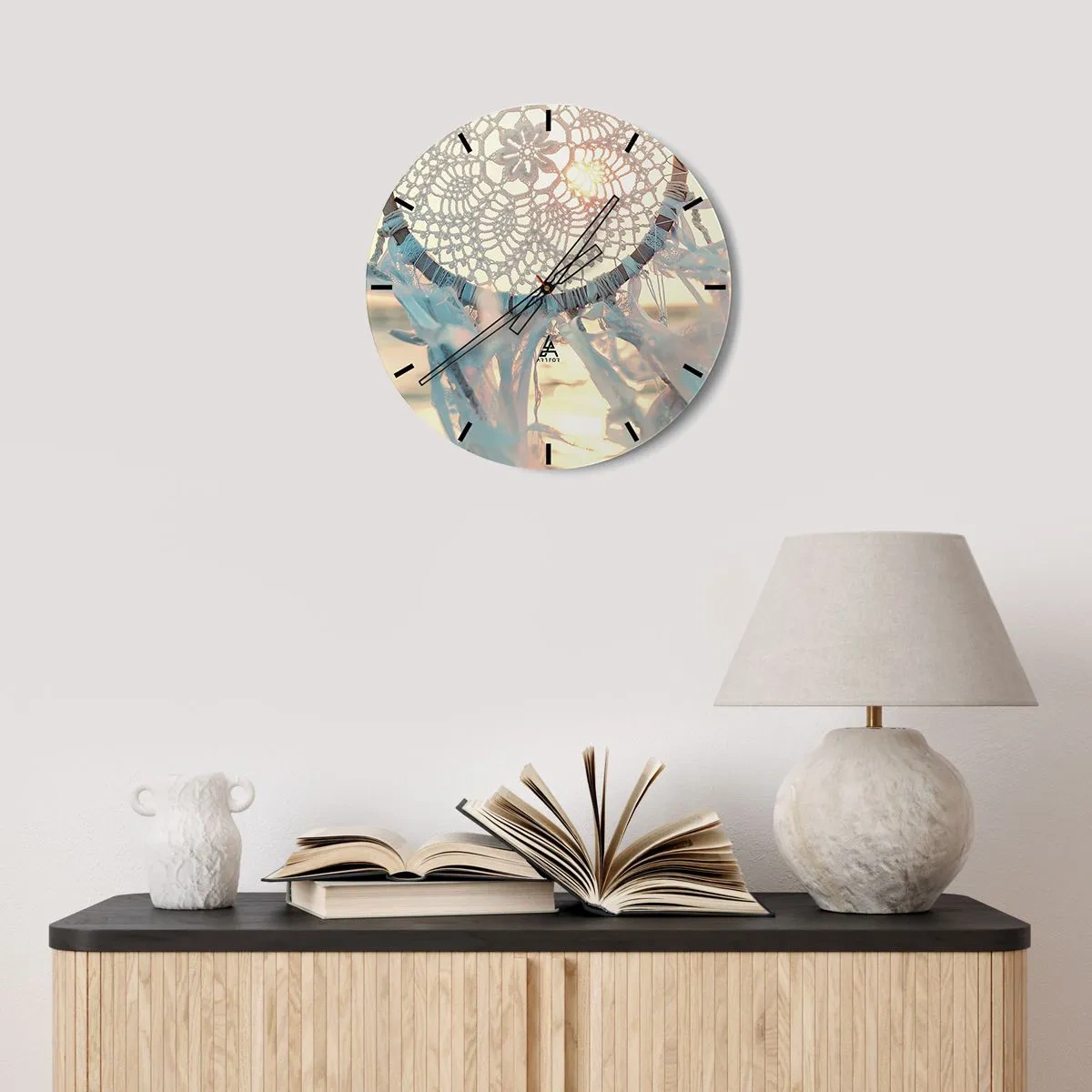 Nástenné hodiny - Lapač snov z čipky so stuhami v lúčoch západu slnka - 30x30cm - Čipkový totem - Moderná nástenná dekorácia do obývacej izby, kuchyne a spálne ARTTOR