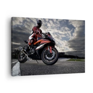 Obraz na plátne - Motocyklista na športovom motocykli proti zamračenej oblohe - 70x50cm - Temný jazdec - Moderná nástenná dekorácia do obývacej izby a spálne ARTTOR