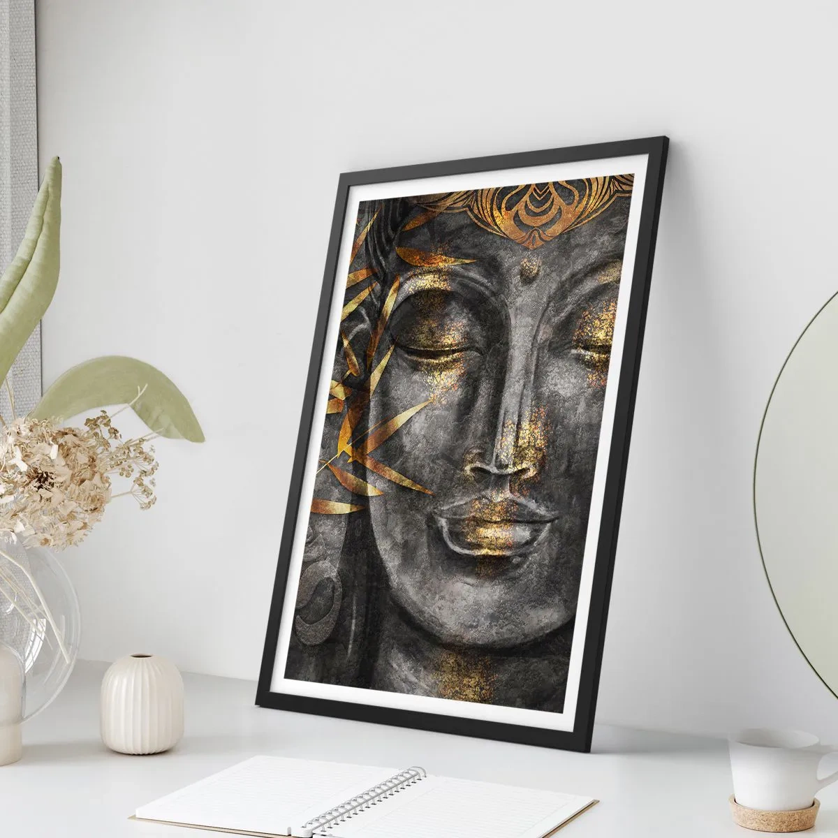 Plagát v čiernom ráme - Portrét Budhu so zlatou žiarou a prvkami bambusových listov - 50x70cm - Pocíťte pokoj - Moderná nástenná dekorácia do obývacej izby a spálne ARTTOR