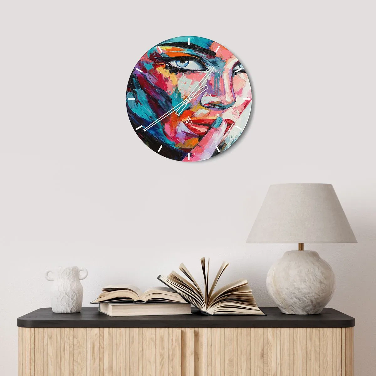 Nástenné hodiny - Portrét ženy v abstraktnom štýle so živými farbami - 30x30cm - Naše prvé tajomstvo - Moderná nástenná dekorácia do obývacej izby, kuchyne a spálne ARTTOR