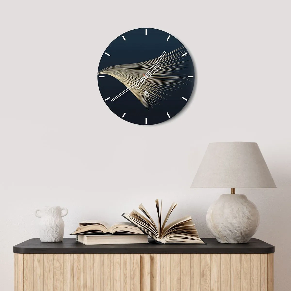 Nástenné hodiny - Zlaté čiary na tmavomodrom pozadí vytvárajú dynamickú vlnu - 30x30cm - Ako anjelské vlasy - Moderná nástenná dekorácia do obývacej izby, kuchyne a spálne ARTTOR