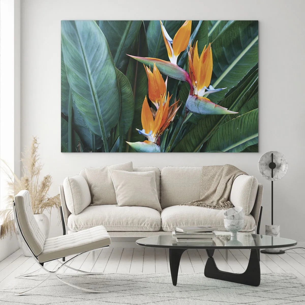 Obraz na skle - Exotické kvety strelitzie medzi veľkými zelenými listami - 70x50cm - Je to kvetina, alebo vták? - Moderná nástenná dekorácia do obývacej izby a spálne ARTTOR