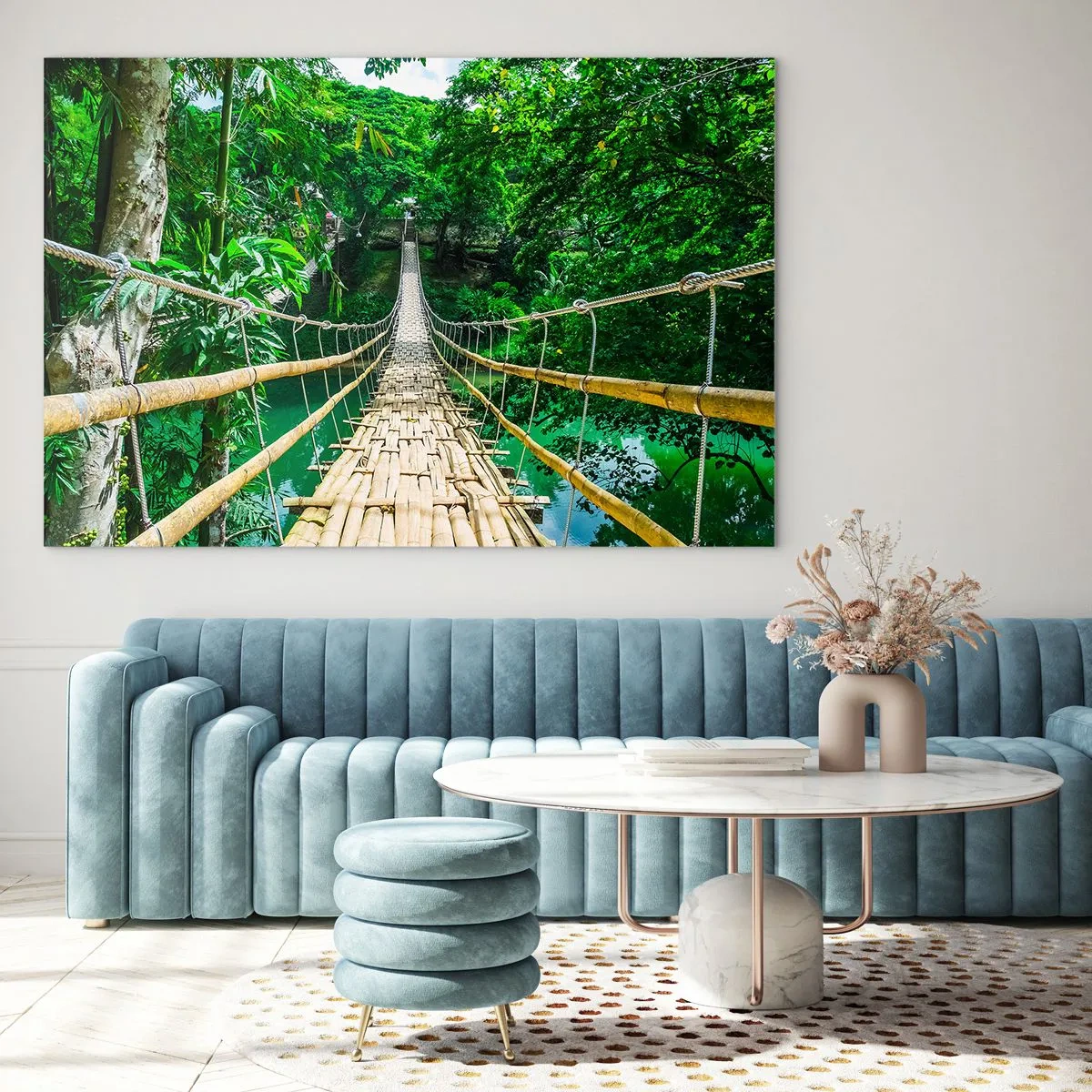 Obraz na skle - Visutý bambusový most uprostred tropickej zelene ponad rieku - 70x50cm - Opičí most nad zeleňou - Moderná nástenná dekorácia do obývacej izby a spálne ARTTOR