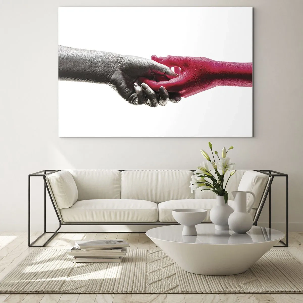 Obraz na skle - Detailný záber dvoch rúk, jednej v čiernej, druhej v červenej, ktoré sa držia navzájom - 70x50cm - Spolu aj keď sme odlišní - Moderná nástenná dekorácia do obývacej izby a spálne ARTTOR
