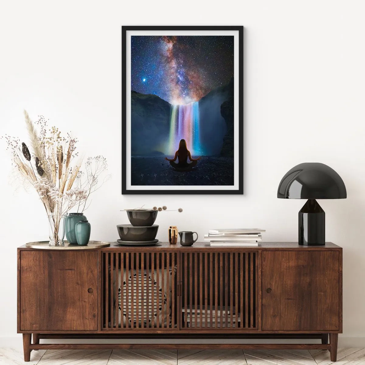 Plagát v čiernom ráme - Žena medituje pri žiarivom vodopáde pod hviezdnou oblohou. - 50x70cm - Absolútna harmónia - Moderná nástenná dekorácia do obývacej izby a spálne ARTTOR