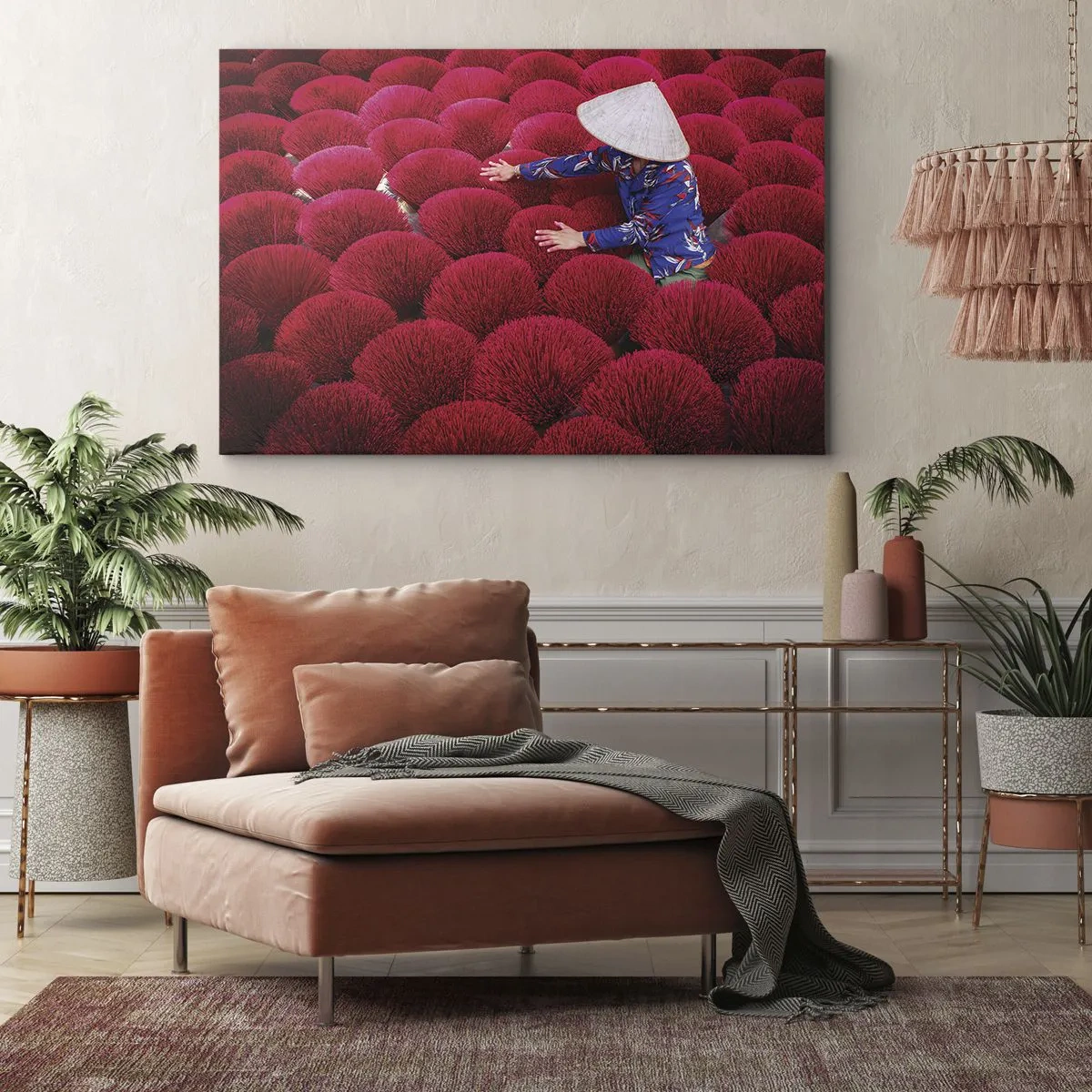 Obraz na plátne - Žena v tradičnom klobúku medzi červenými vonnými tyčinkami - 70x50cm - Na ryžovom poli - Moderná nástenná dekorácia do obývacej izby a spálne ARTTOR