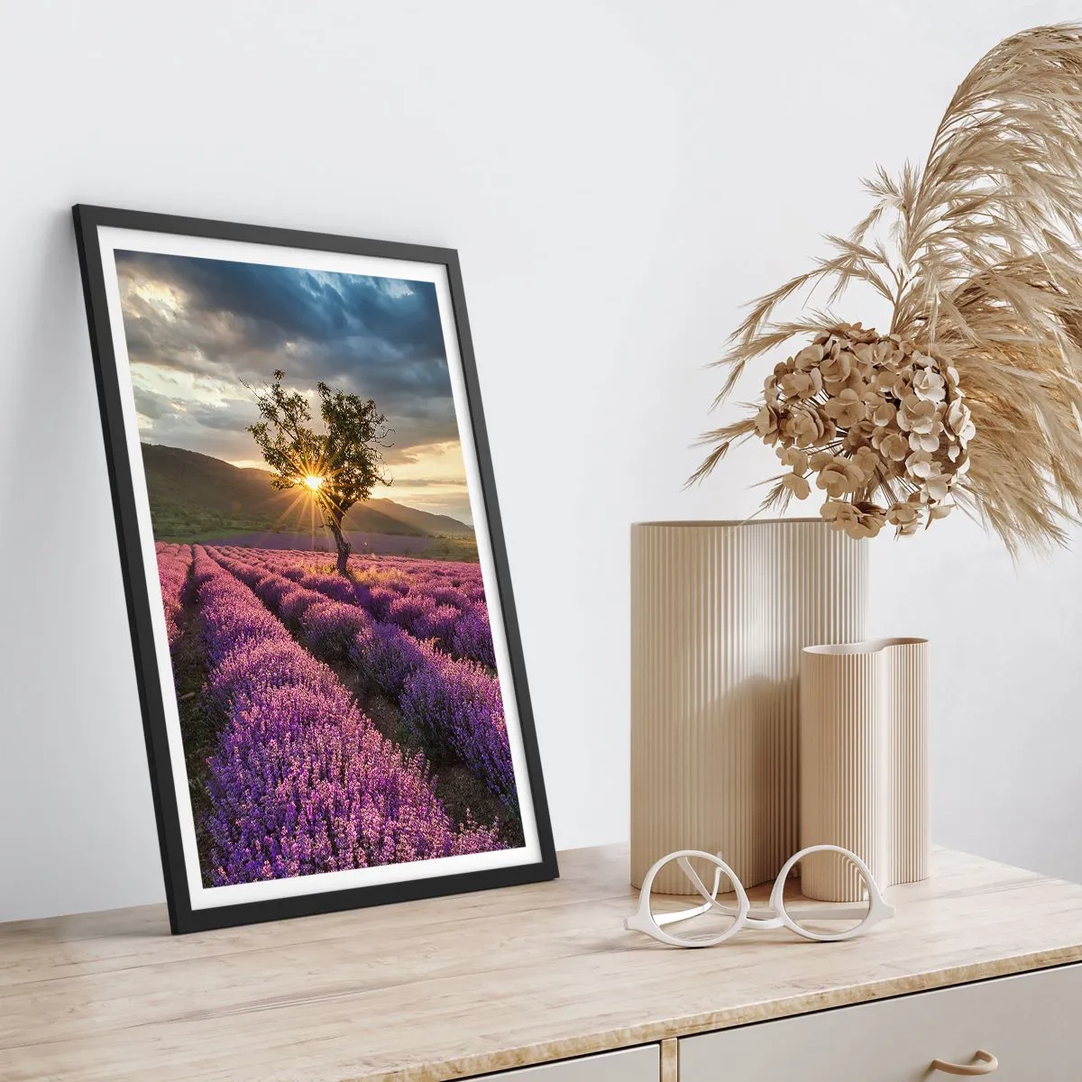 Plagát v čiernom ráme - Levanduľové pole s osamelým stromom a západom slnka - 50x70cm - Aróma vo fialovej - Moderná nástenná dekorácia do obývacej izby a spálne ARTTOR