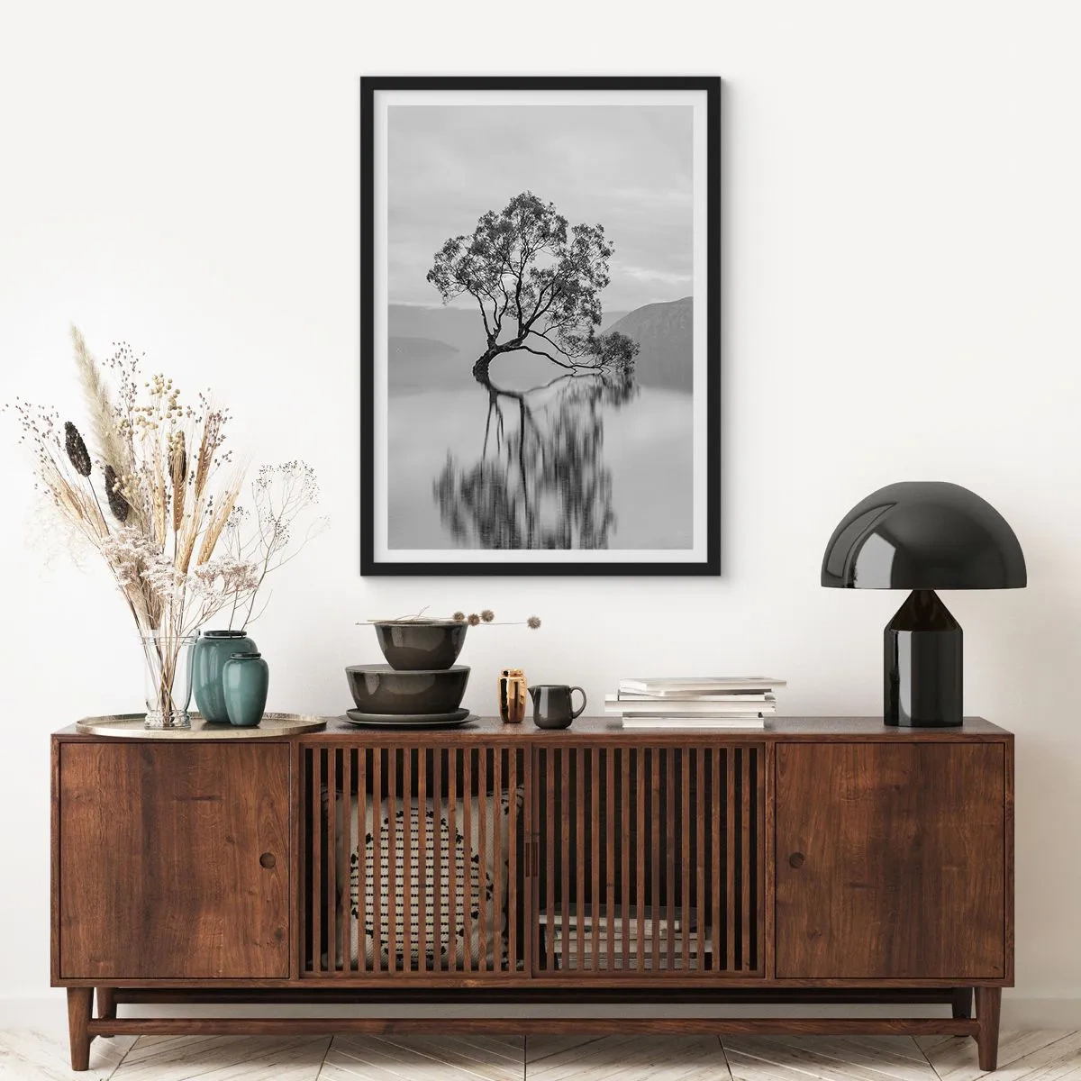 Plagát v čiernom ráme - Osamelý strom sa odráža v pokojnej vode - 50x70cm - Existuje taká krajina - Moderná nástenná dekorácia do obývacej izby a spálne ARTTOR