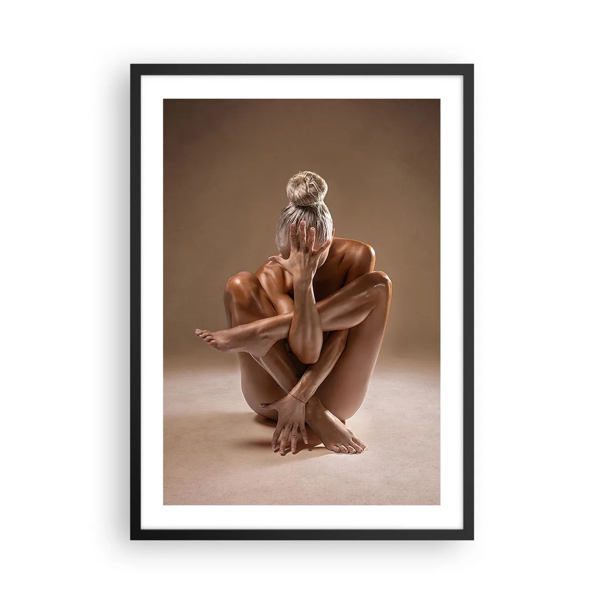 Plagát v čiernom ráme - Umelecká snímka ženy v zmyselnej póze na béžovom pozadí - 50x70cm - Jednota tela a ducha - Moderná nástenná dekorácia do obývacej izby a spálne ARTTOR