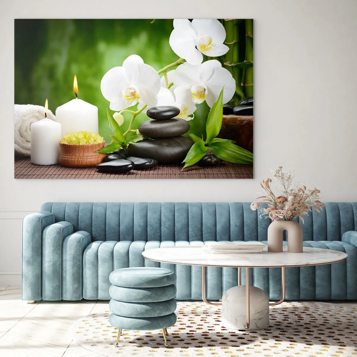 Obraz na skle - Kúpele s orchideami, kameňmi a sviečkami na zelenom pozadí - 70x50cm - Voňavý, kvetinový, jemný dotyk - Moderná nástenná dekorácia do obývacej izby a spálne ARTTOR