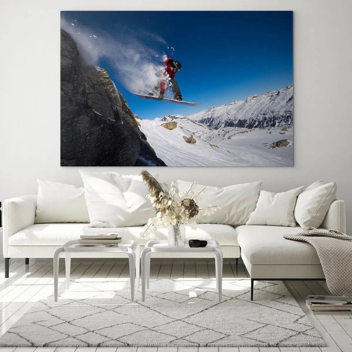 Obraz na skle - Snowboardista skáče na pozadí hôr - 70x50cm - A stal si sa súčasťou priestoru - Moderná nástenná dekorácia do obývacej izby a spálne ARTTOR