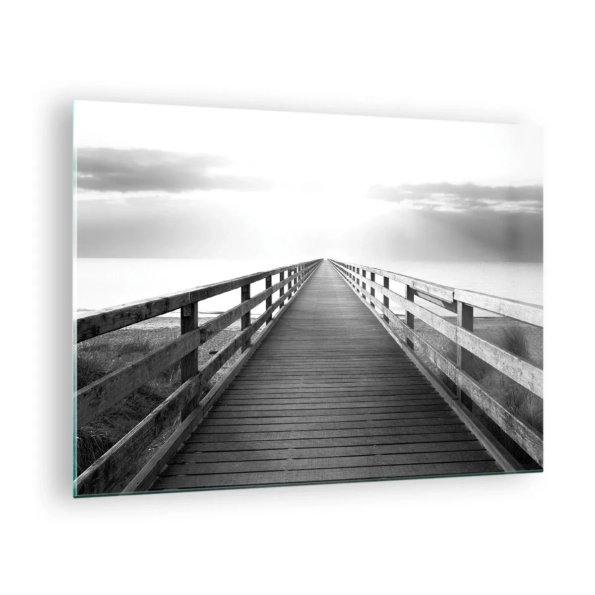 Obraz na skle - Drevený most vedúci k horizontu v čiernej a bielej farbe - 70x50cm - Do diaľky… - Moderná nástenná dekorácia do obývacej izby a spálne ARTTOR