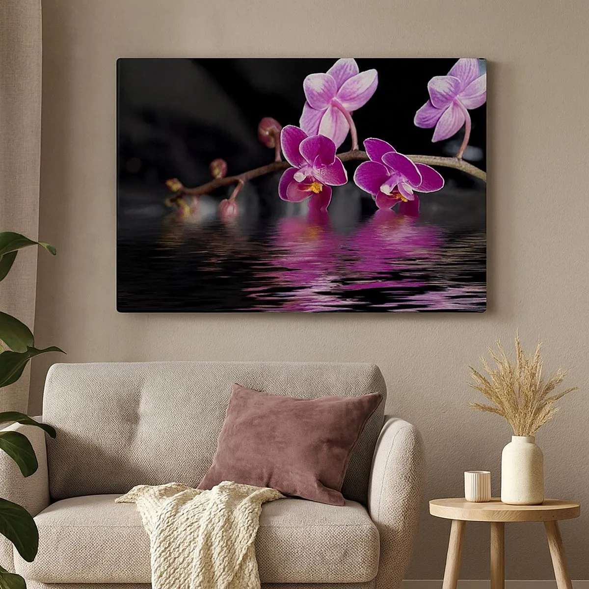 Obraz na plátne - Fialové orchidey nad pokojnou vodou na čiernom pozadí - 70x50cm - Ľaliový odraz krásy - Moderná nástenná dekorácia do obývacej izby a spálne ARTTOR