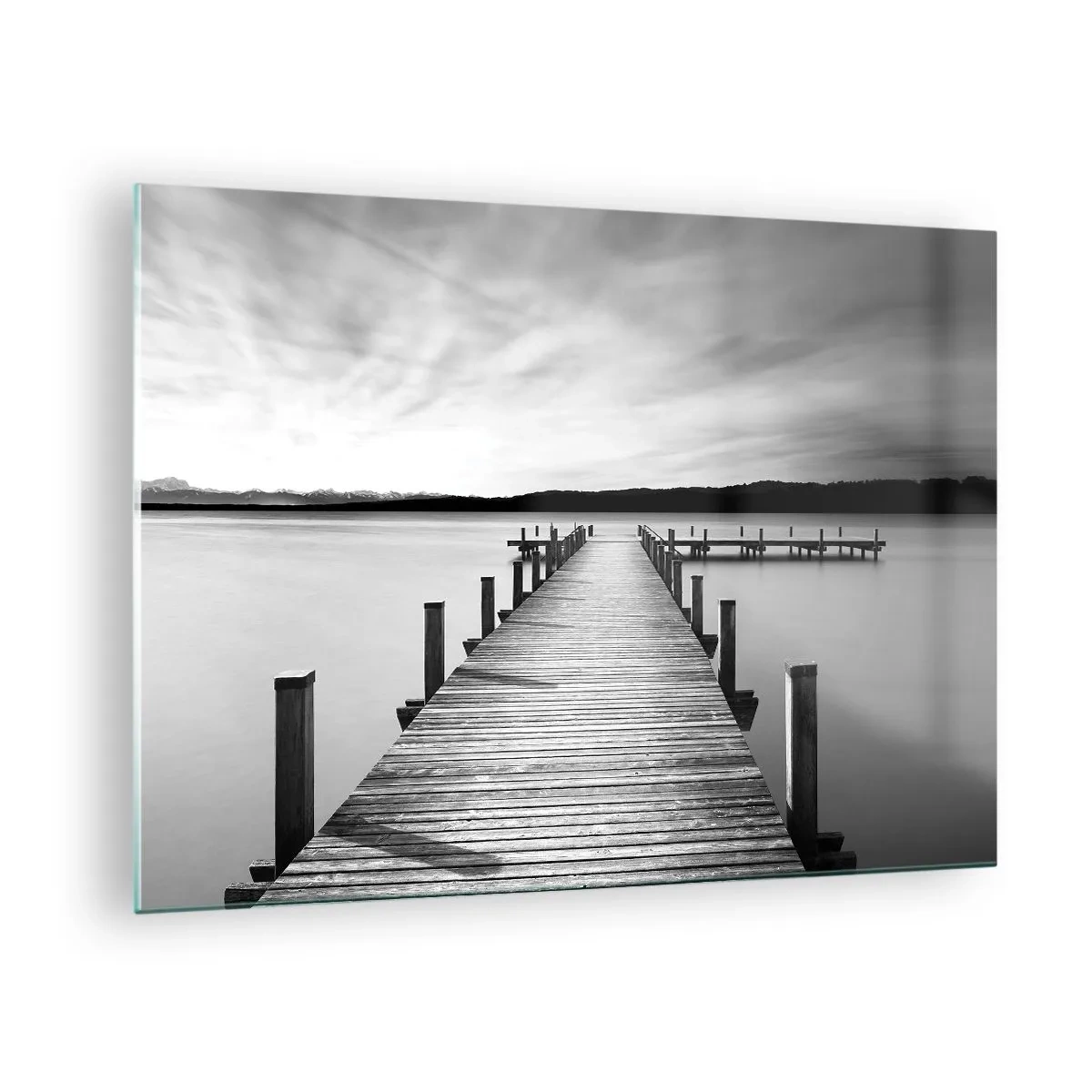 Obraz na skle - Drevené mólo vedie do diaľky cez pokojné jazero - 70x50cm - Pri napájadle – pokoji - Moderná nástenná dekorácia do obývacej izby a spálne ARTTOR