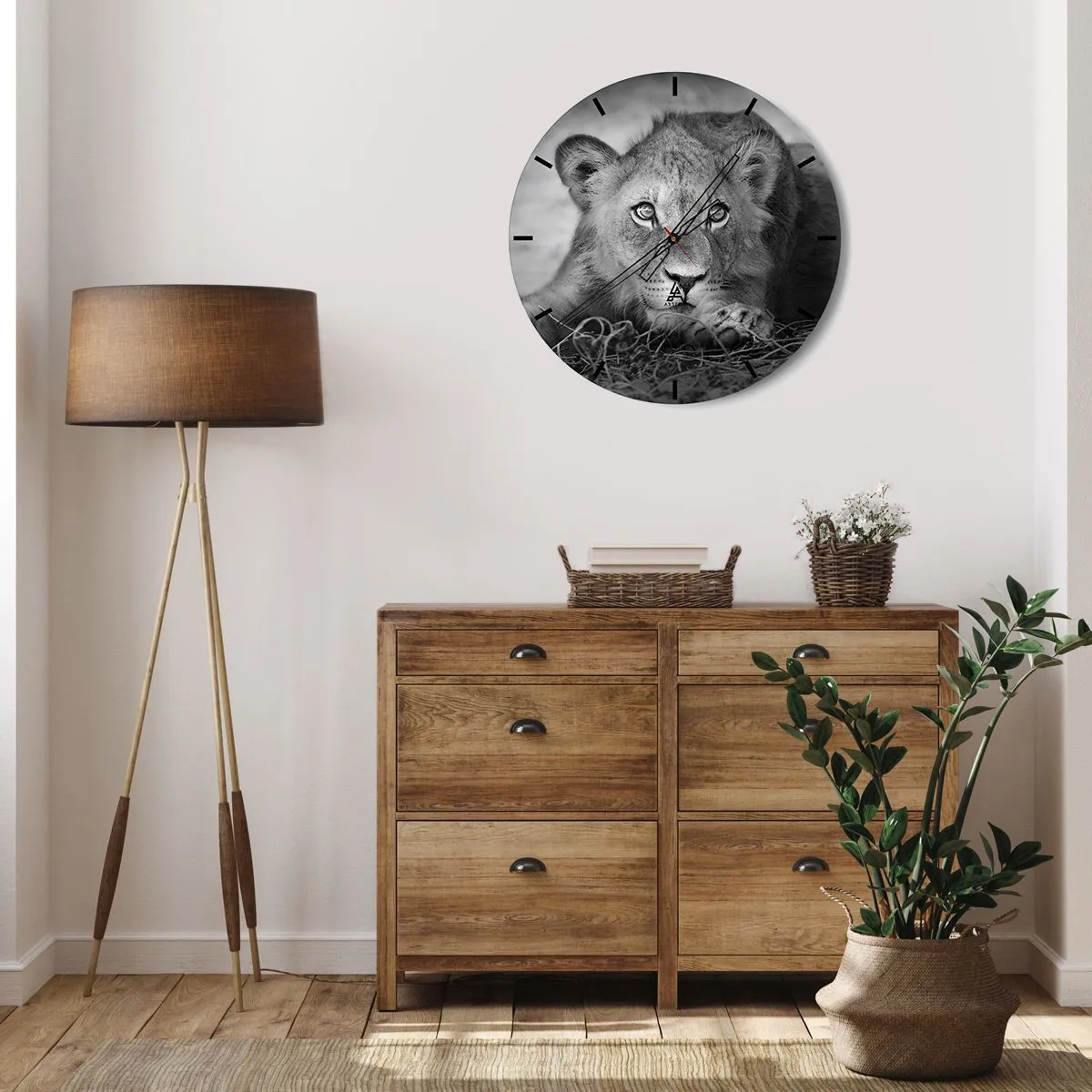 Nástenné hodiny - Mladý lev ležiaci na zemi v čiernobielom prevedení - 30x30cm - Kráľovské šteňa - Moderná nástenná dekorácia do obývacej izby, kuchyne a spálne ARTTOR