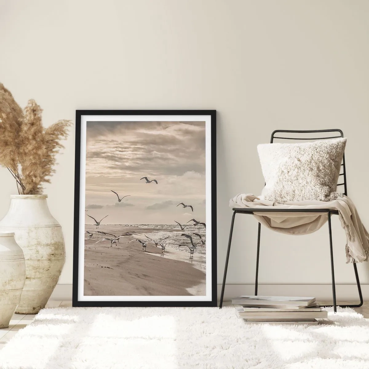 Plagát v čiernom ráme - Čajky vznášajúce sa nad pobrežím pod zamračenou oblohou - 50x70cm - Šumenie mora, spev vtákov - Moderná nástenná dekorácia do obývacej izby a spálne ARTTOR