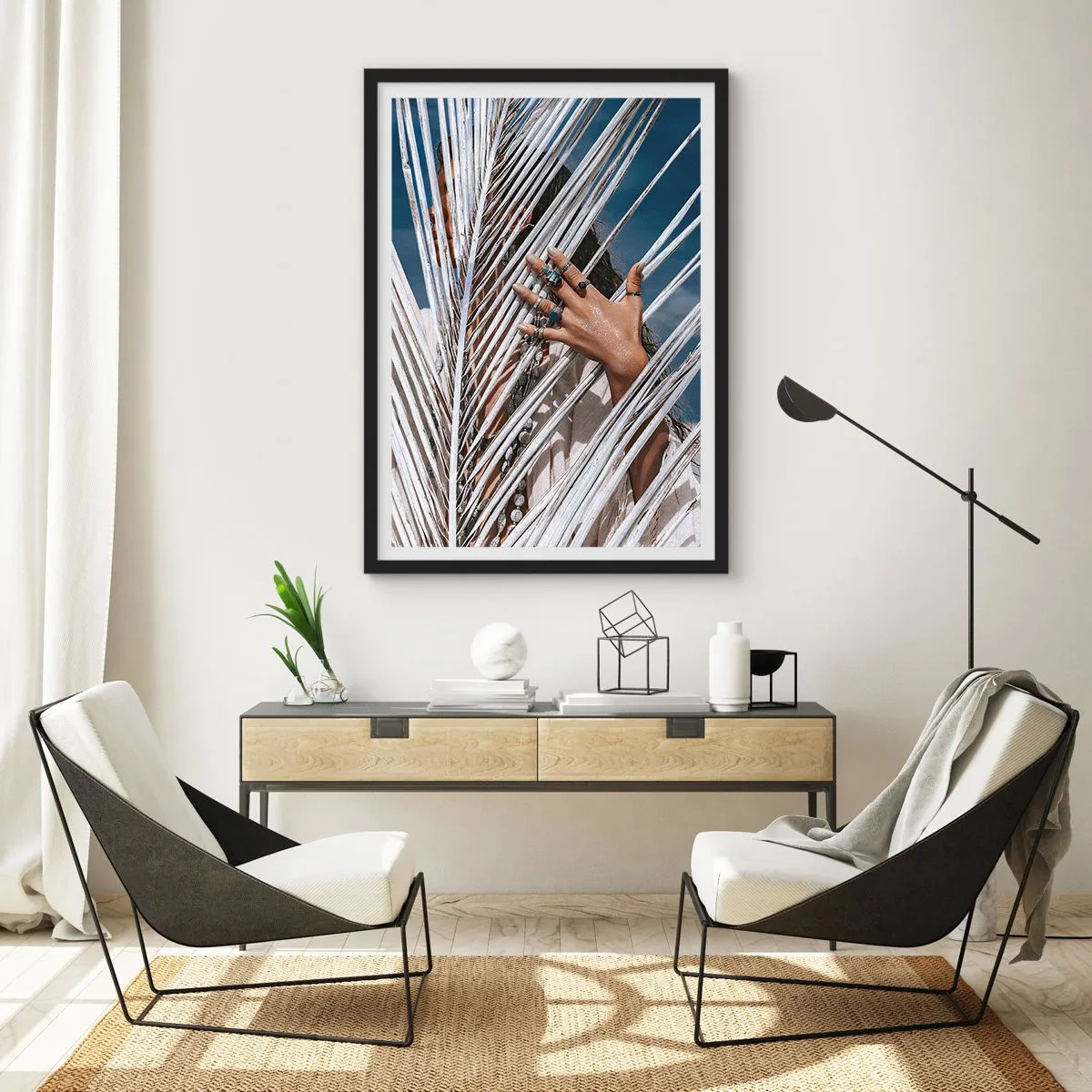 Plagát v čiernom ráme - Ruka s prstenami za palmovými listami - 50x70cm - Šamanové dievča? - Moderná nástenná dekorácia do obývacej izby a spálne ARTTOR