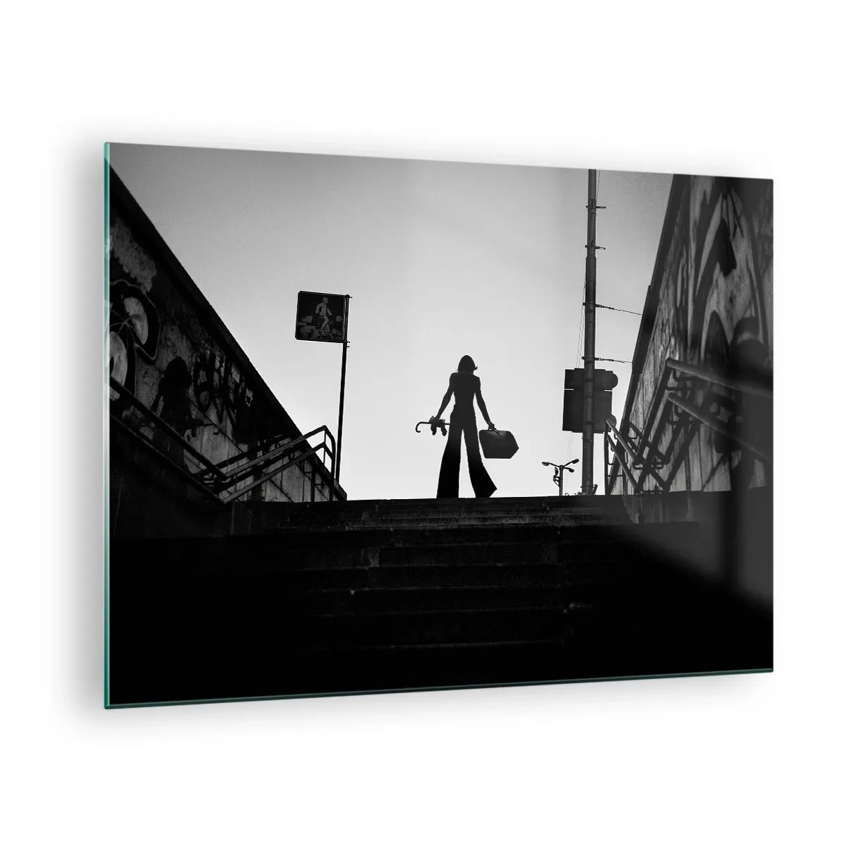 Obraz na skle - Čiernobiela silueta ženy na pozadí mestskej krajiny - 70x50cm - Mestská cesta - Moderná nástenná dekorácia do obývacej izby a spálne ARTTOR