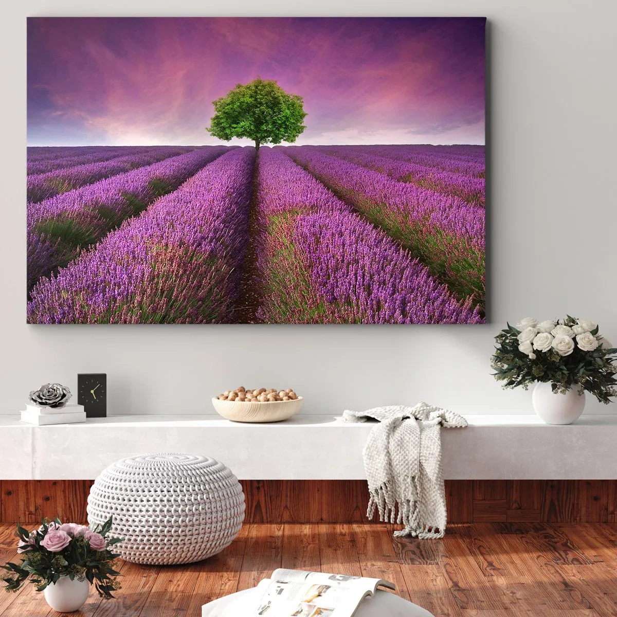 Obraz na plátne - Levanduľové pole s osamelým stromom a fialovou oblohou - 70x50cm - Na levanduľových poliach - Moderná nástenná dekorácia do obývacej izby a spálne ARTTOR