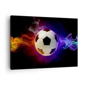Obraz na plátne - Futbalová lopta obklopená farebnými dymovými efektmi na tmavom pozadí. - 70x50cm - Magická sila hry - Moderná nástenná dekorácia do obývacej izby a spálne ARTTOR
