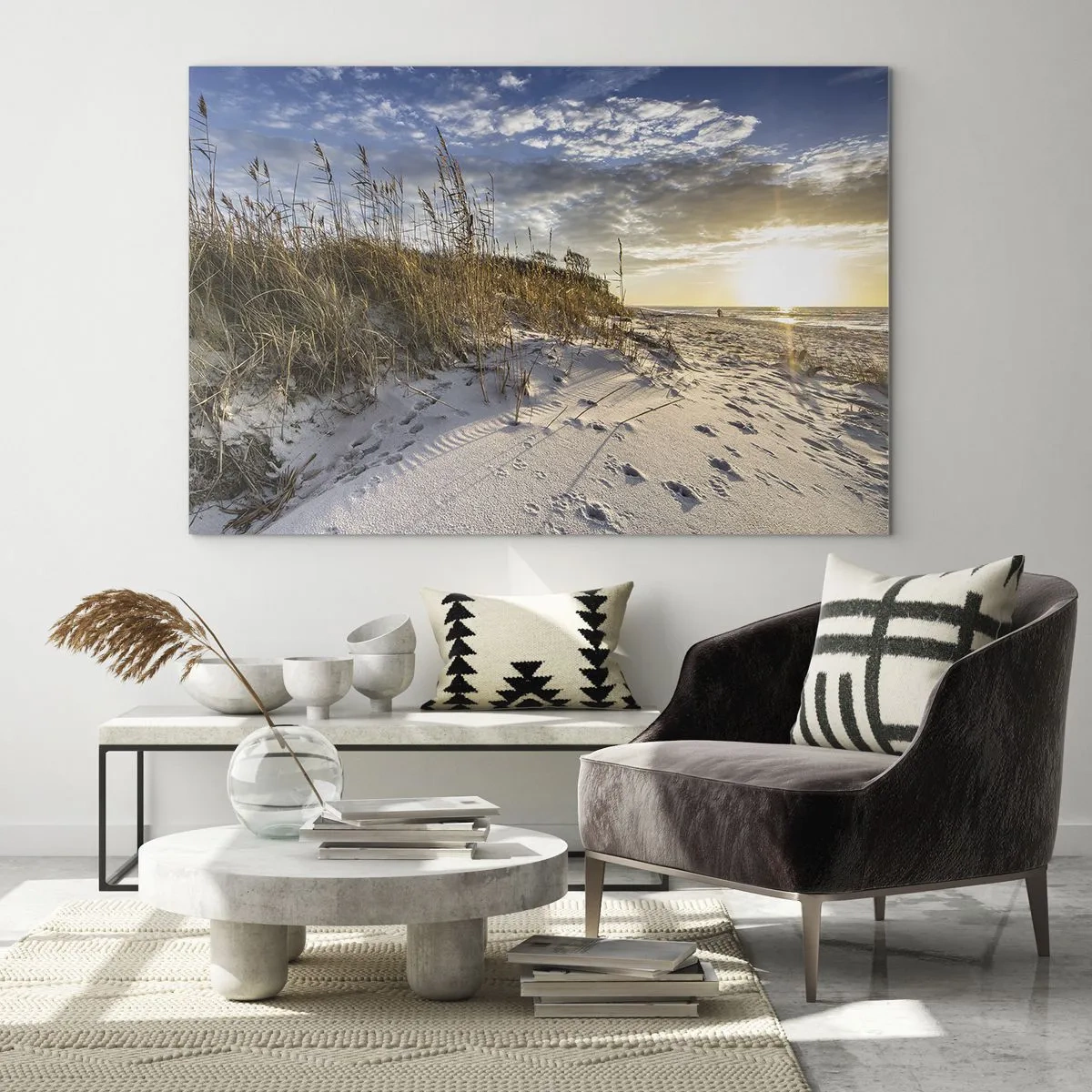 Obraz na skle - Piesočnatá pláž pri západe slnka s trávou pri dune - 70x50cm - Pozvánka na prechádzku - Moderná nástenná dekorácia do obývacej izby a spálne ARTTOR