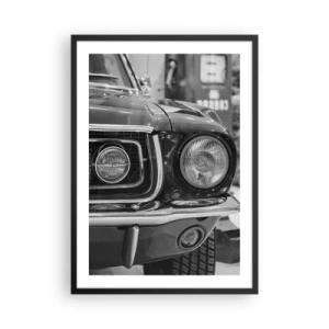 Plagát v čiernom ráme - Čiernobiely detailný záber prednej časti klasického auta - 50x70cm - Divoká jazda - Moderná nástenná dekorácia do obývacej izby a spálne ARTTOR