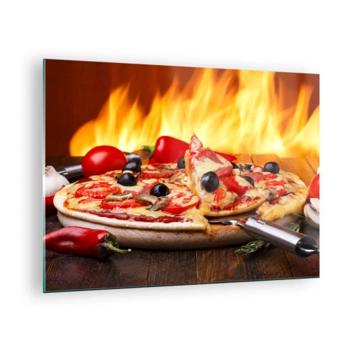 Obraz na skle - Pizza s olivami na pozadí plameňov ohňa - 70x50cm - From Italy with love - Moderná nástenná dekorácia do obývacej izby a spálne ARTTOR