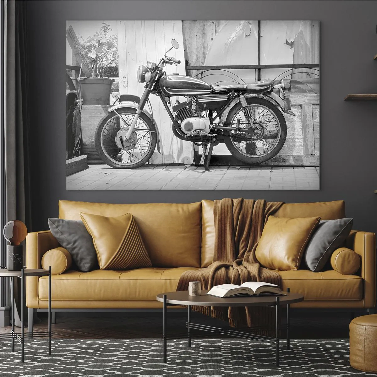 Obraz na skle - Motocykel v retro štýle stojaci pri drevenej stene - 70x50cm - Klasika nadovšetko - Moderná nástenná dekorácia do obývacej izby a spálne ARTTOR