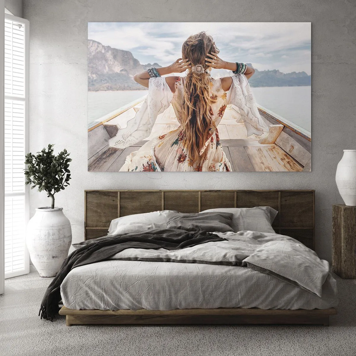 Obraz na skle - Žena na lodi s výhľadom na hory a jazero. - 70x50cm - Na ceste ku šťastiu - Moderná nástenná dekorácia do obývacej izby a spálne ARTTOR