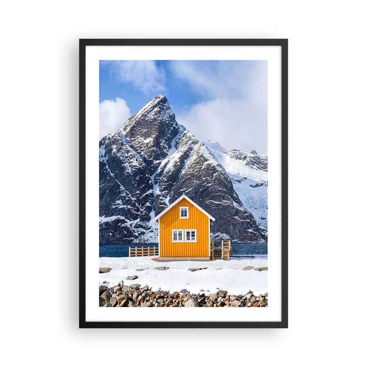 Plagát v čiernom ráme - Žltý dom na pozadí zasnežených hôr - 50x70cm - Škandinávska dovolenka - Moderná nástenná dekorácia do obývacej izby a spálne ARTTOR