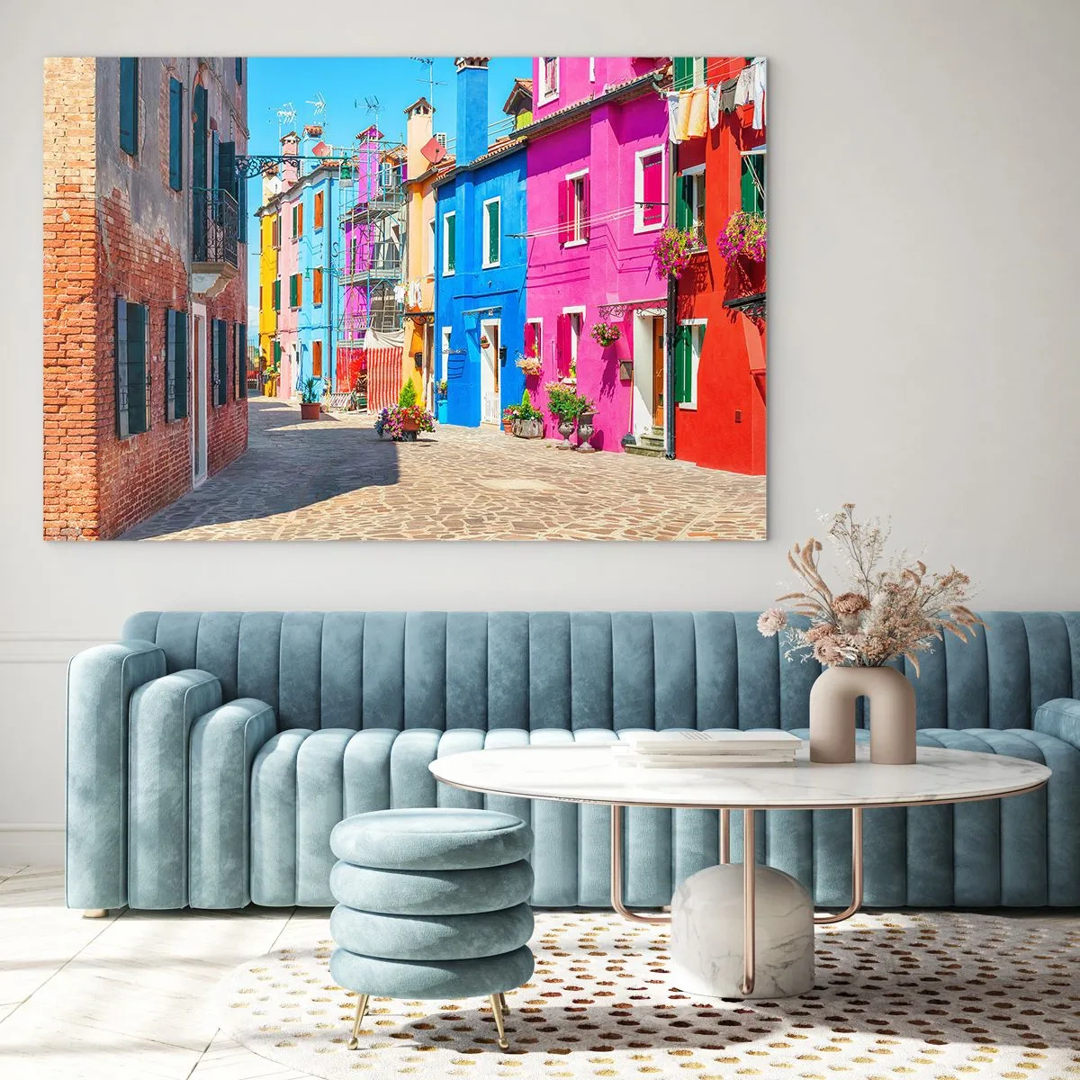 Obraz na skle - Farebné budovy na úzkej ulici v slnečnom meste - 70x50cm - Mestečko „Pod papagájmi“ - Moderná nástenná dekorácia do obývacej izby a spálne ARTTOR