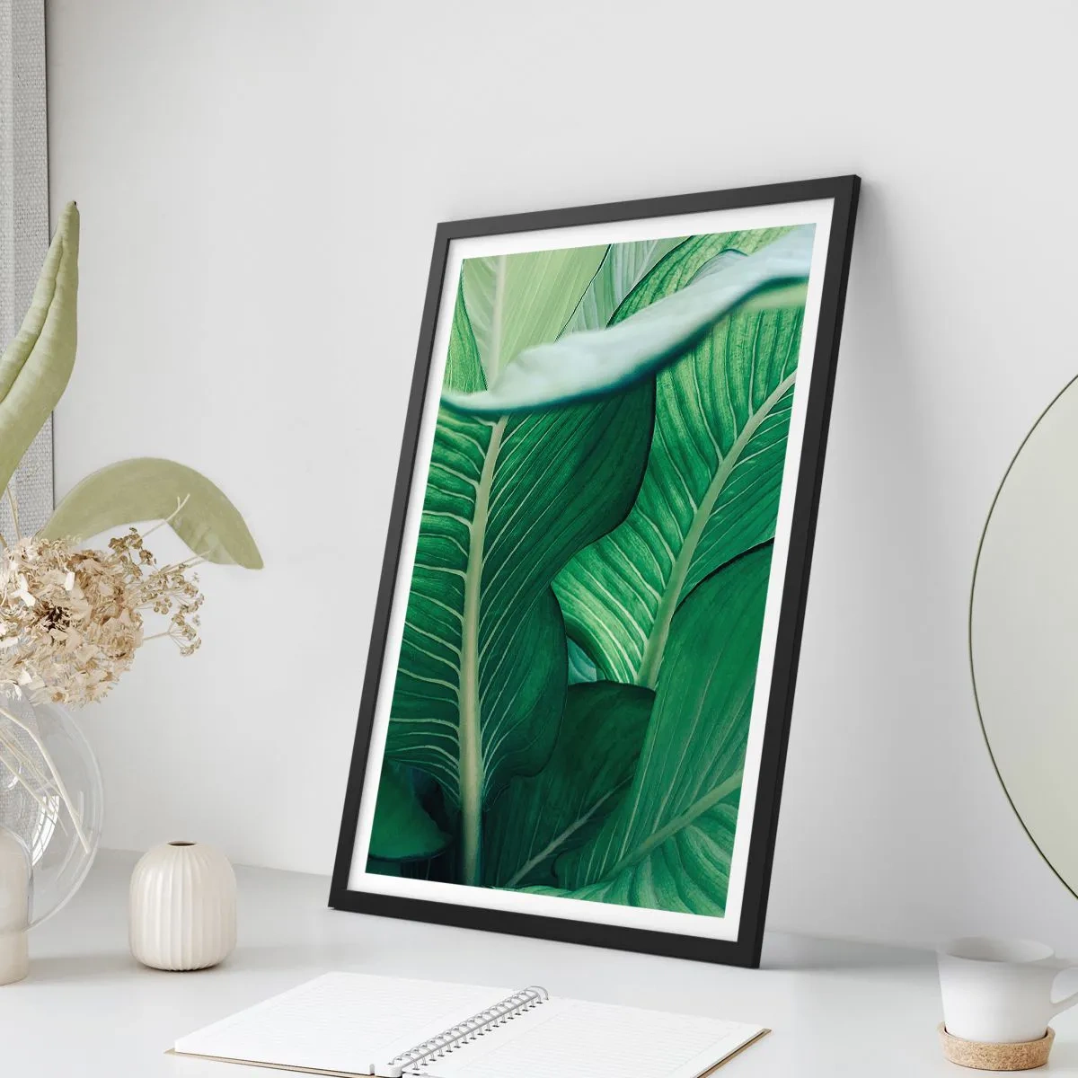 Plagát v čiernom ráme - Detailný záber na zelené listy rastliny - 50x70cm - Intenzívne zelený život - Moderná nástenná dekorácia do obývacej izby a spálne ARTTOR