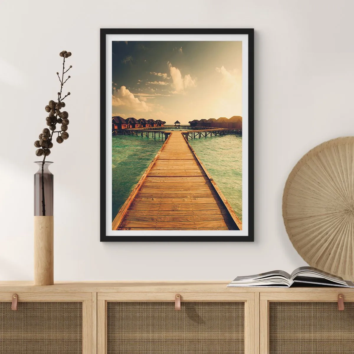 Plagát v čiernom ráme - Drevené mólo vedúce k vodným domom pri západe slnka - 50x70cm - Vrelé pozvanie - Moderná nástenná dekorácia do obývacej izby a spálne ARTTOR