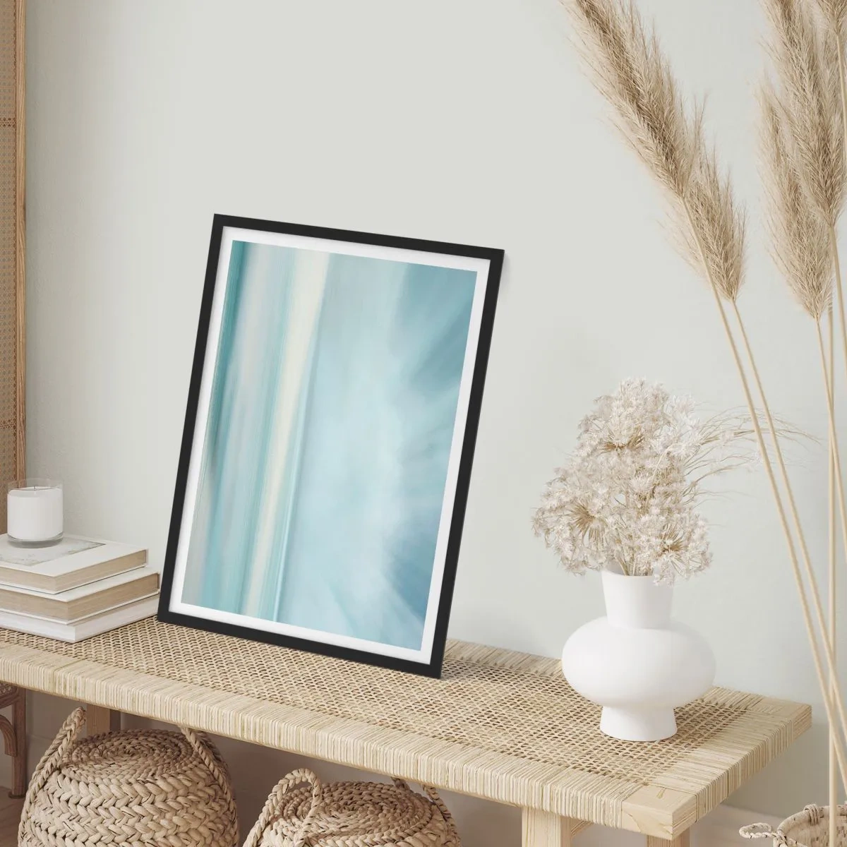 Plagát v čiernom ráme - Jemná abstrakcia v odtieňoch modrej a bielej - 50x70cm - Kľud až kam oko siaha - Moderná nástenná dekorácia do obývacej izby a spálne ARTTOR