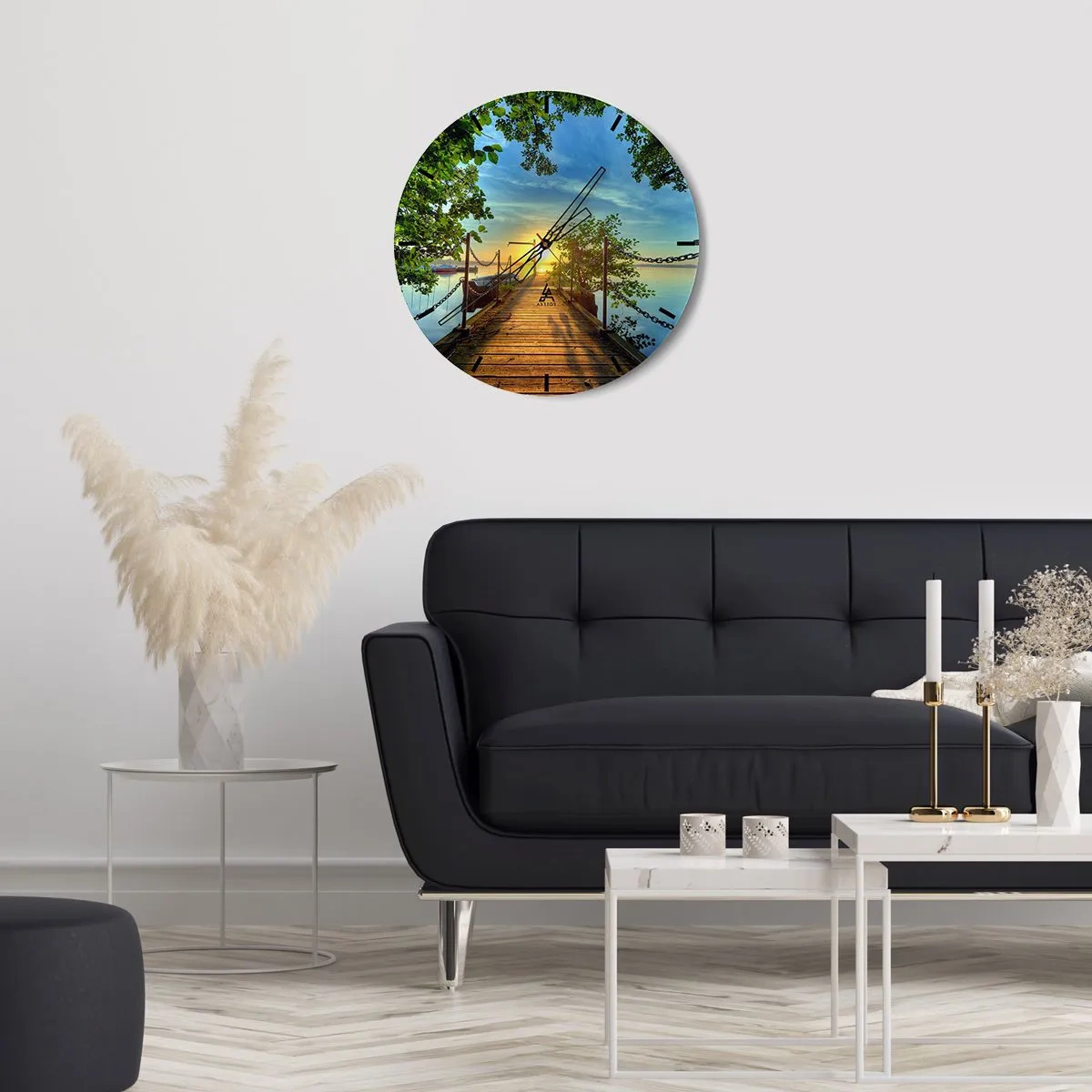 Nástenné hodiny - Mólo pri jazere pri západe slnka obklopené zeleňou - 30x30cm - Západ pri vode - Moderná nástenná dekorácia do obývacej izby, kuchyne a spálne ARTTOR