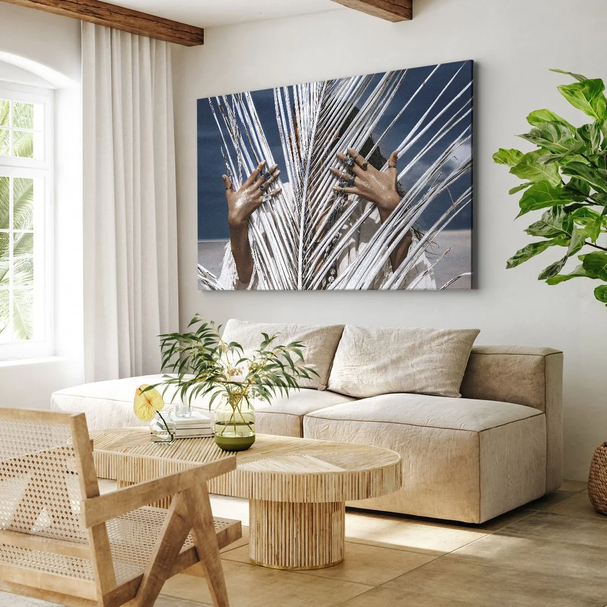 Obraz na plátne - Žena skrytá za palmovými listami s prsteňmi na rukách. - 70x50cm - Šamanové dievča? - Moderná nástenná dekorácia do obývacej izby a spálne ARTTOR