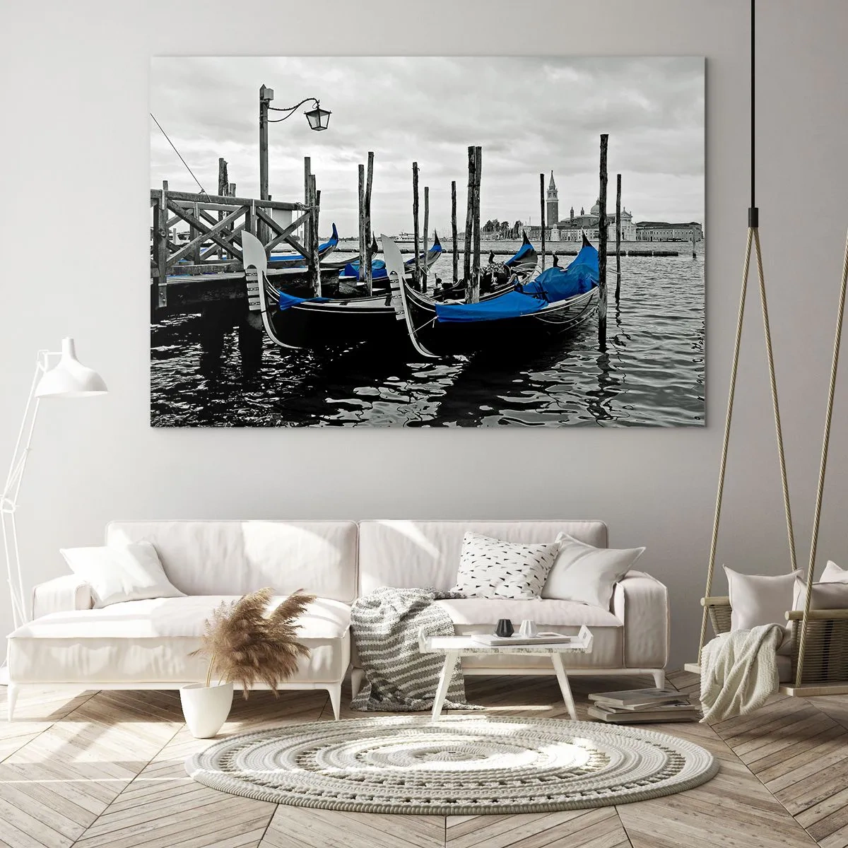 Obraz na skle - Modré gondoly na pozadí benátskej krajiny - 70x50cm - Zamyslené Benátky - Moderná nástenná dekorácia do obývacej izby a spálne ARTTOR