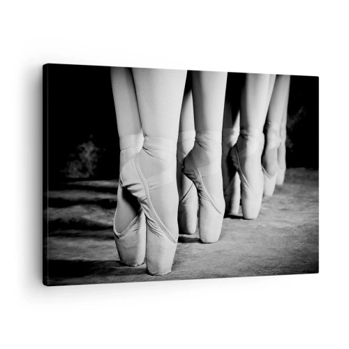 Obraz na plátne - Čiernobiela fotka baletných topánok tanečníc - 70x50cm - Spoločne, ľahko - Moderná nástenná dekorácia do obývacej izby a spálne ARTTOR