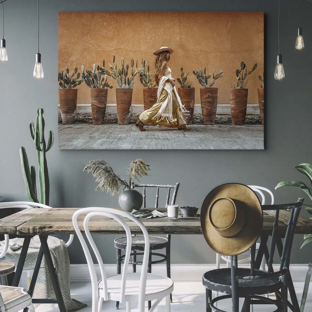 Obraz na plátne - Žena v boho štýle s kvetináčmi s kaktusmi v pozadí. - 70x50cm - V hippie štýle - Moderná nástenná dekorácia do obývacej izby a spálne ARTTOR