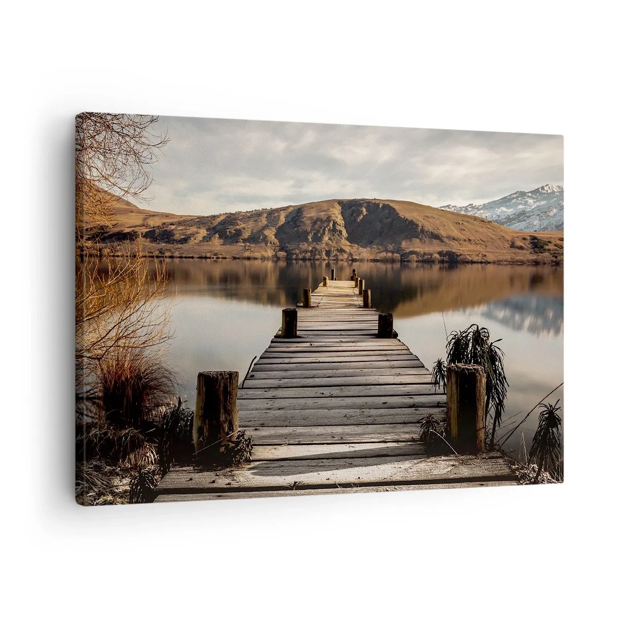 Obraz na plátne - Drevené mólo nad jazerom obklopeným malebnými kopcami - 70x50cm - Krajina v tichu - Moderná nástenná dekorácia do obývacej izby a spálne ARTTOR