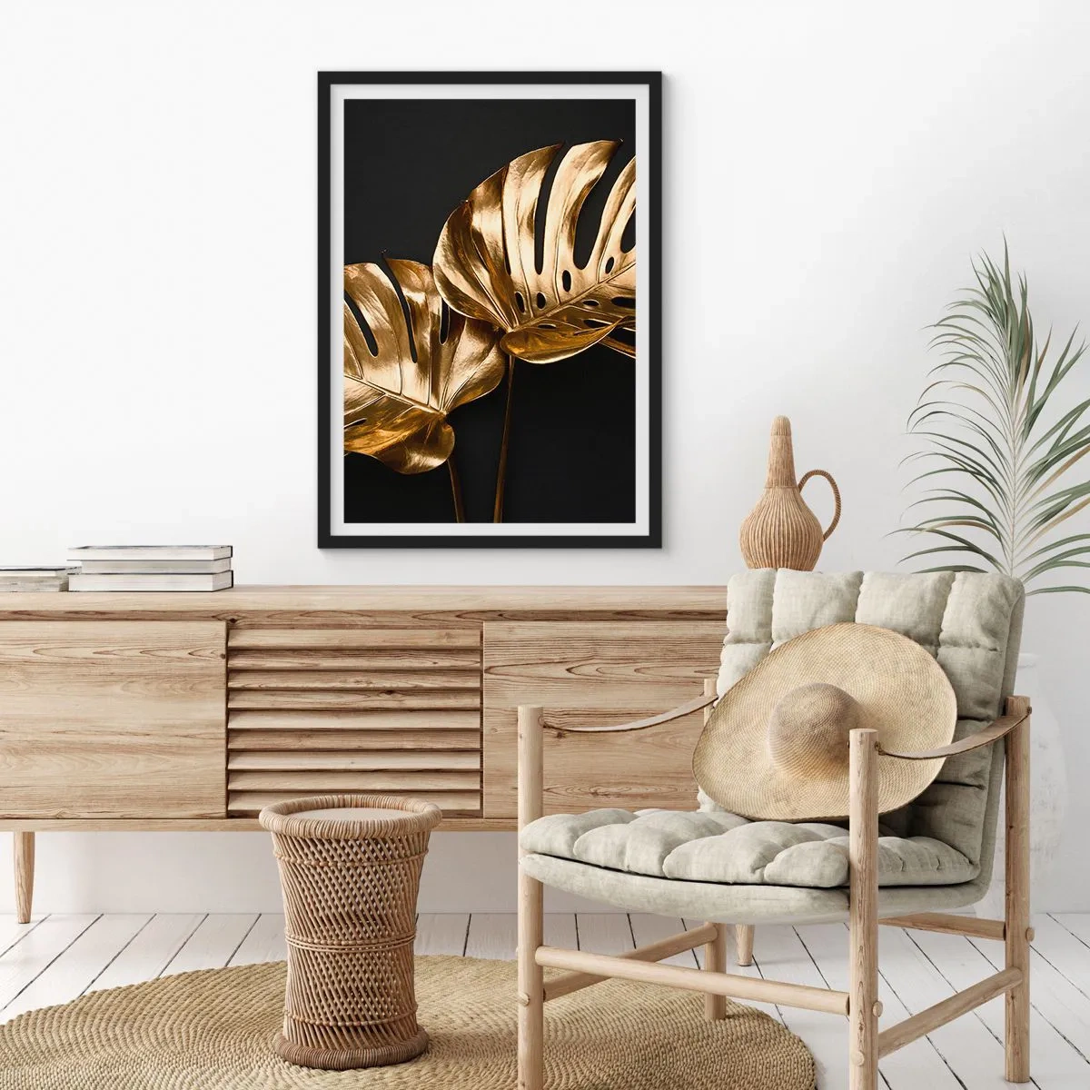 Plagát v čiernom ráme - Zlaté listy monstery na čiernom pozadí, elegantný farebný kontrast - 50x70cm - Poklady prírody - Moderná nástenná dekorácia do obývacej izby a spálne ARTTOR