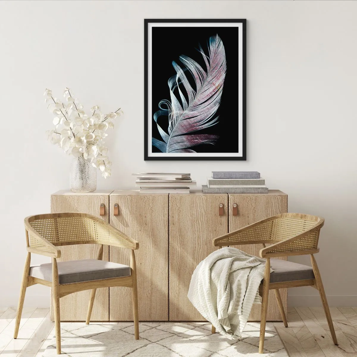 Plagát v čiernom ráme - Pierko v jemných odtieňoch ružovej a modrej na čiernom pozadí - 50x70cm - Premýšľajte o dotyku - Moderná nástenná dekorácia do obývacej izby a spálne ARTTOR