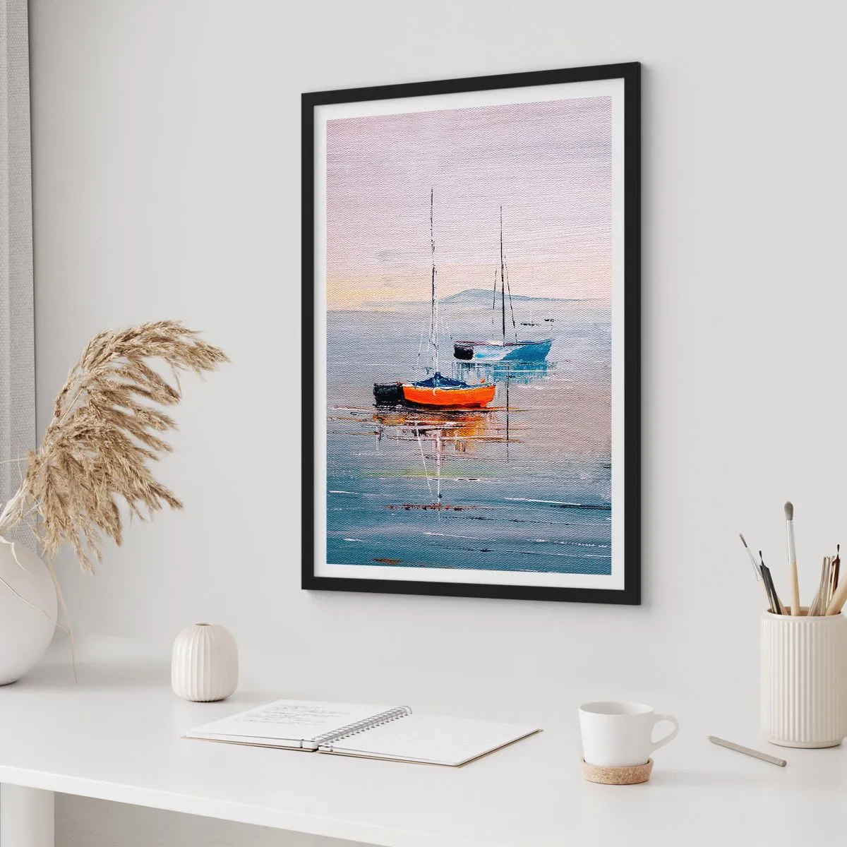 Plagát v čiernom ráme - Plachetnice na pokojnej vode - 50x70cm - Zaslúžený odpočinok - Moderná nástenná dekorácia do obývacej izby a spálne ARTTOR