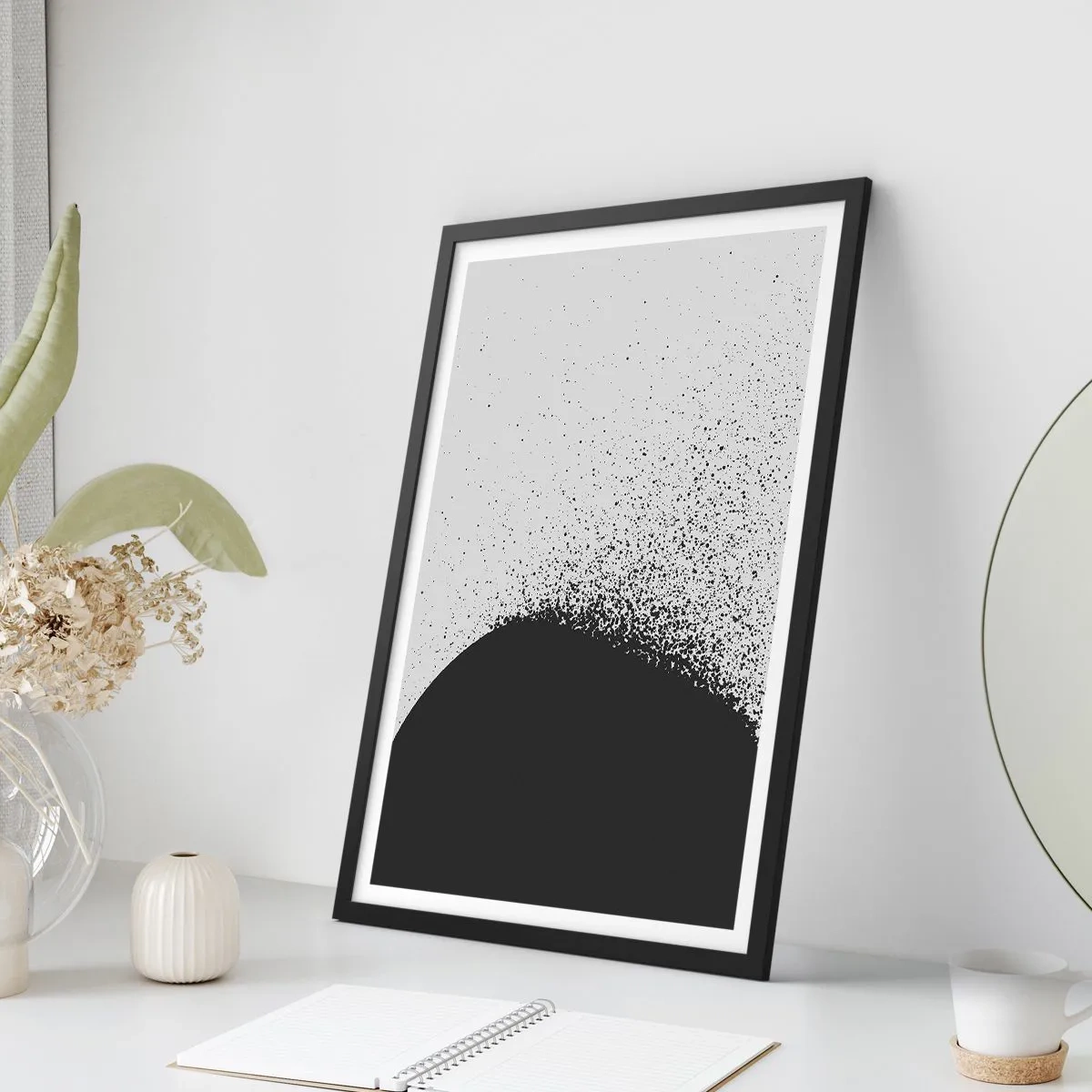 Plagát v čiernom ráme - Minimalistická abstrakcia s čiernou škvrnou na svetlom pozadí - 50x70cm - Pohyb častíc - Moderná nástenná dekorácia do obývacej izby a spálne ARTTOR