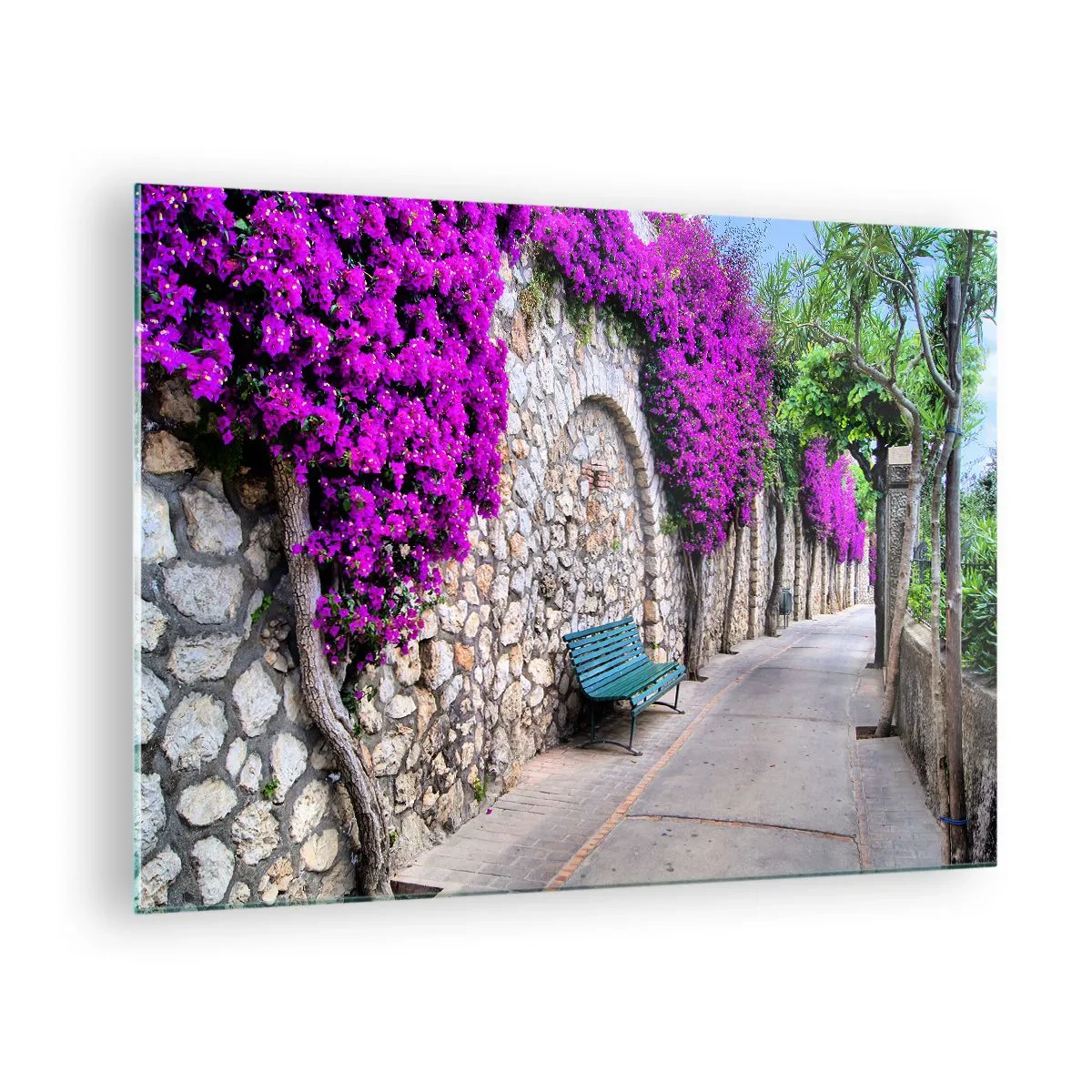 Obraz na skle - Kamenný múr s fialovými kvetmi a lavička pozdĺž cesty - 70x50cm - Stretnime sa čo najrýchlejšie - Moderná nástenná dekorácia do obývacej izby a spálne ARTTOR