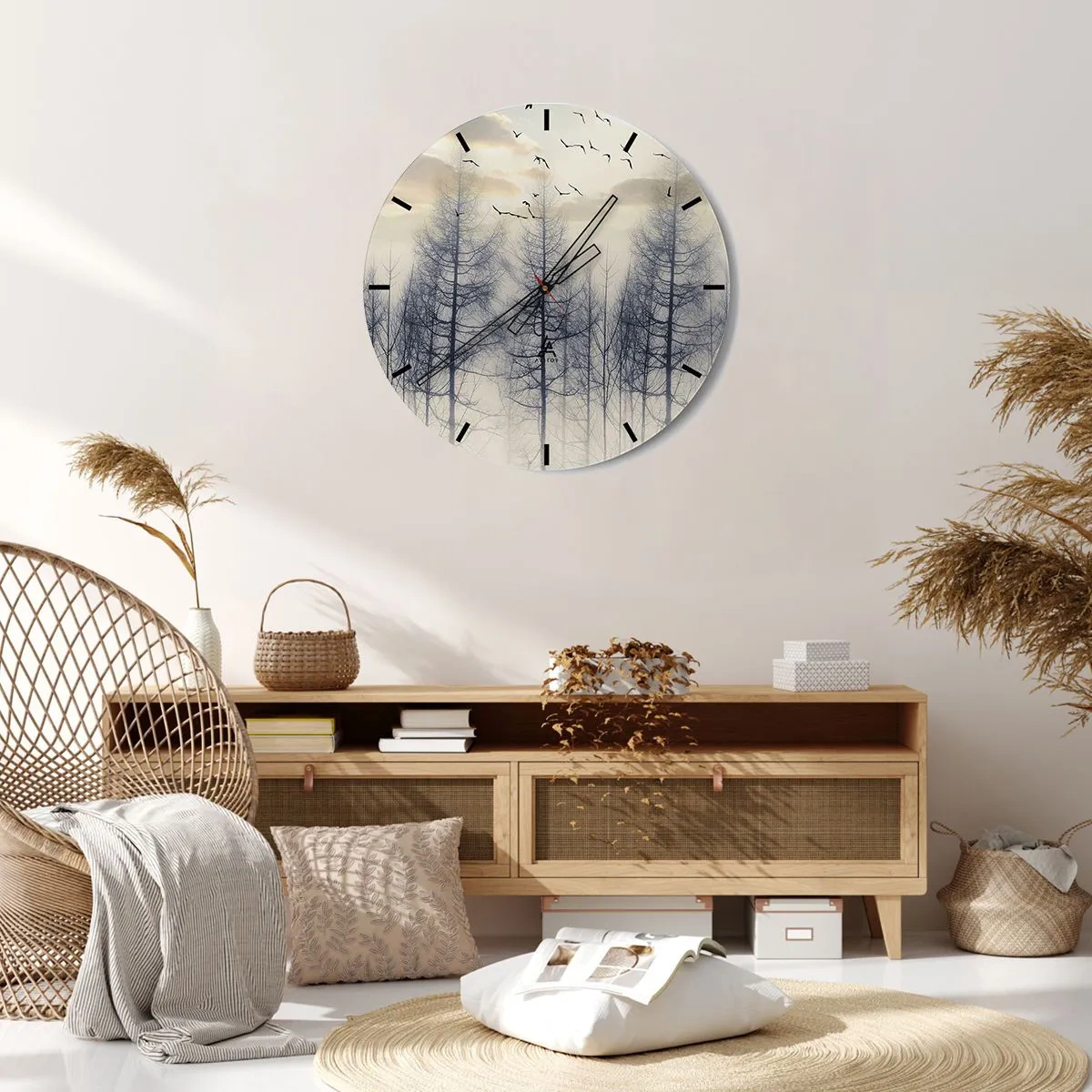 Nástenné hodiny - Hmlistá krajina so stromami a lietajúcimi vtákmi - 30x30cm - Duchovia lesa - Moderná nástenná dekorácia do obývacej izby, kuchyne a spálne ARTTOR