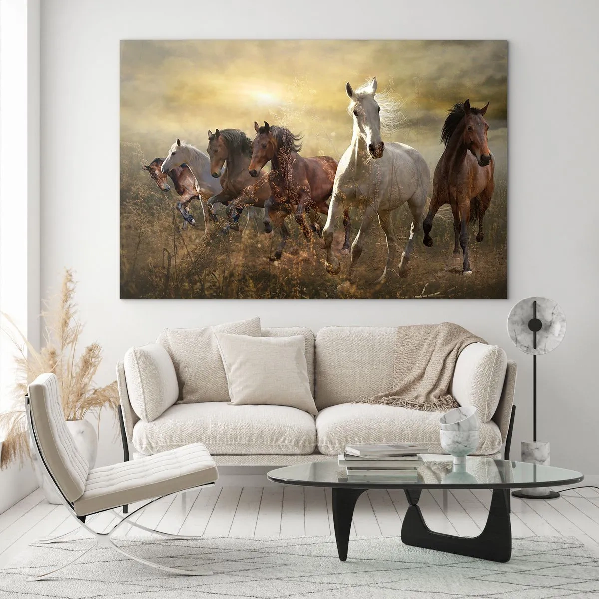 Obraz na skle - Stádo koní cválajúcich v lúčoch zapadajúceho slnka - 70x50cm - Nech žije sloboda! - Moderná nástenná dekorácia do obývacej izby a spálne ARTTOR