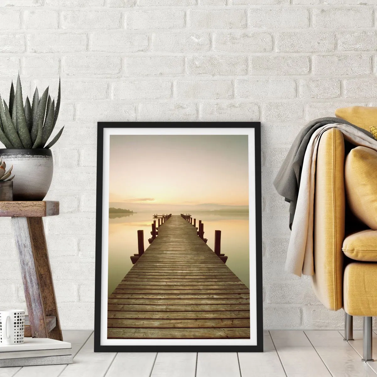 Plagát v čiernom ráme - Drevené mólo na pokojnom jazere ráno - 50x70cm - Úsvit, svitanie, svetlo - Moderná nástenná dekorácia do obývacej izby a spálne ARTTOR