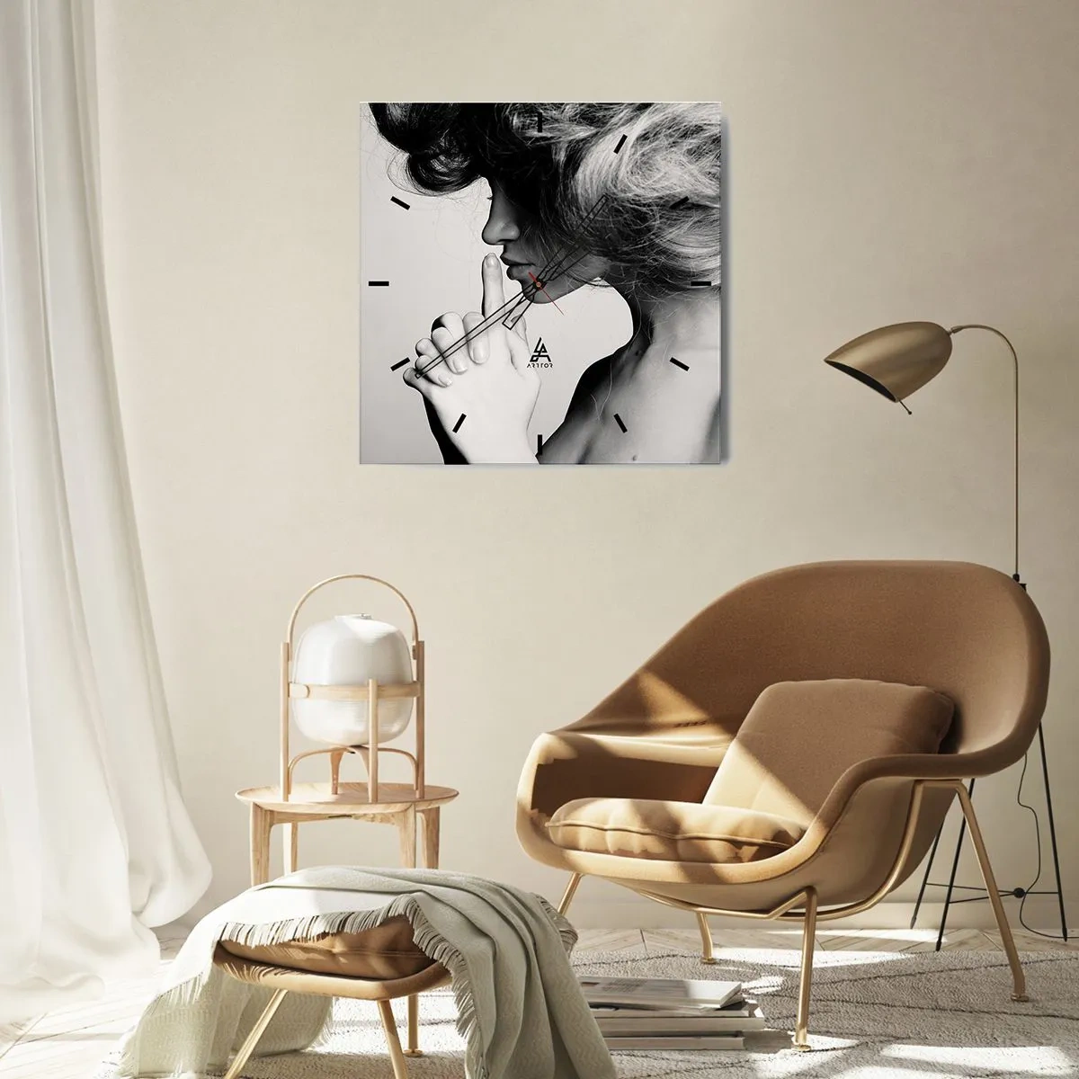 Nástenné hodiny - Zahľadená do seba - 30x30 cm