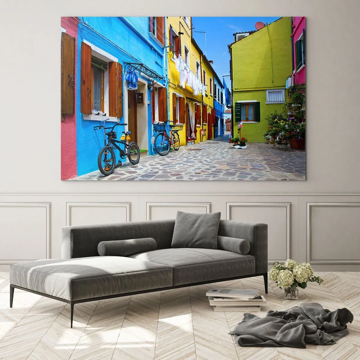 Obraz na skle - Farebná ulica s bicyklami a zdobenými domami - 70x50cm - Pastelové, sladké zákutia - Moderná nástenná dekorácia do obývacej izby a spálne ARTTOR